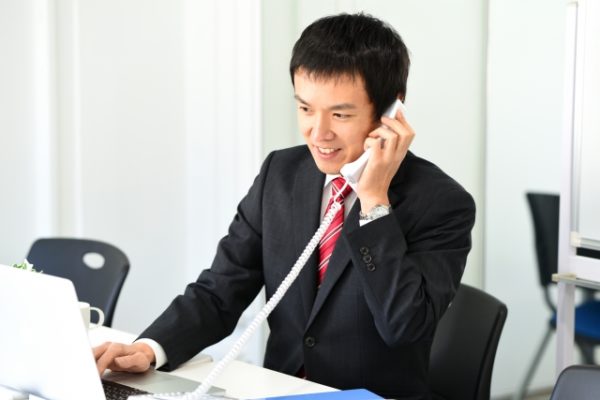電話をとる営業マン